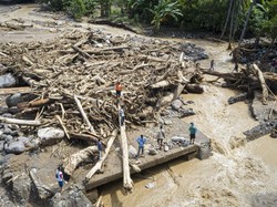 Nelayan Ikut Bantu Warga Terdampak Banjir Bandang di Kupang