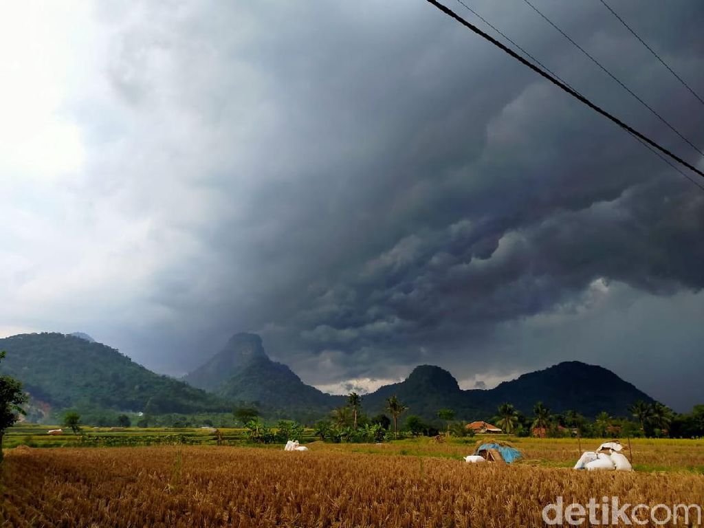 Ritual Buang Celana Dalam Ancam Kelestarian Gunung Sanggabuana