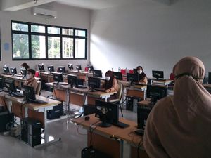 Hari Pertama Sekolah Tatap Muka, Satu Kelas Diisi 9 Siswa di SMKN 6 Jakarta Hari Pertama Sekolah Tatap Muka, Satu Kelas Diisi 9 Siswa di SMKN 6 Jakarta