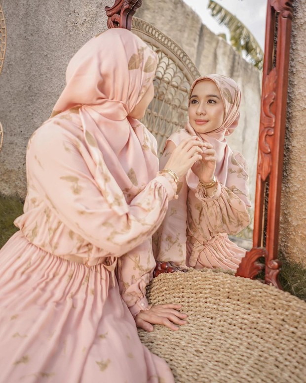 Hijab aksen peniti di leher terlihat sangat menawan/instagram.com/laudyachynthiabella