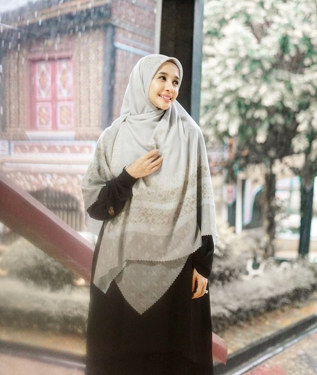 Hijab syari elegan bermotif sederhana namun anggun/instagram.com/laudyachynthiabella