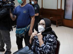 Ibunda Nindy Ayunda Menangis Jadi Saksi di Sidang Cerai Anaknya Ibunda Nindy Ayunda Menangis Jadi Saksi di Sidang Cerai Anaknya