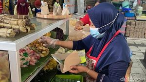 Jajan Lenjongan Yu Sum di Pasar Gede Solo yang Komplet Isinya