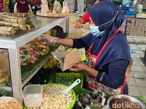 Jajan Lenjongan Yu Sum di Pasar Gede Solo yang Komplet Isinya Jajan Lenjongan Yu Sum di Pasar Gede Solo yang Komplet Isinya