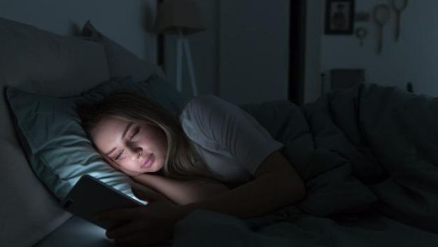 main gadget enggak hanya dapat membuat kamu terjaga di malam hari tetapi juga dapat secara langsung mengganggu tidur malam yang nyenyak karena pancaran cahayanya.