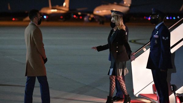 Foto: Gaya Jill Biden Pakai Stoking Transparan yang Picu Kontroversi