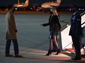 Foto: Gaya Jill Biden Pakai Stoking Transparan yang Picu Kontroversi