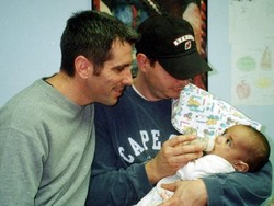 Kisah Pasangan Gay Temukan Bayi Telantar dan Merawatnya hingga Dewasa