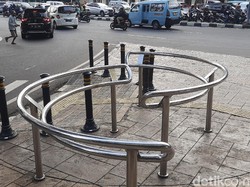 12 Portal S Pencegah Pemotor Bandel Segera Dipasang di Trotoar Jl Satrio