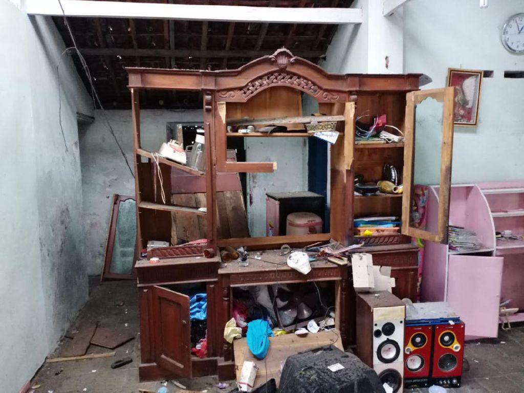 Rumah Warga di Sragen Tersambar Petir hingga Rusak Parah Rumah Warga di Sragen Tersambar Petir hingga Rusak Parah