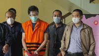 Potret Samin Tan Berbaju Tahanan dengan Tangan Diborgol