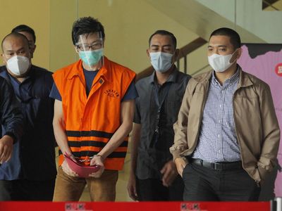 Potret Samin Tan Berbaju Tahanan dengan Tangan Diborgol