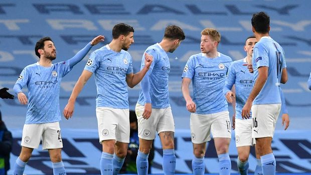 Manchester City's Belgian midfielder Kevin De Bruyne (3R) celebrates scoring the opening goal during the UEFA Champions League first leg quarter-final football match between Manchester City and Borussia Dortmund at the Etihad Stadium in Manchester, north west England, on April 6, 2021. (Photo by Paul ELLIS / AFP)