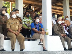 Gaya Nyentrik Sandiaga Saat Resmikan Kampung Agrinex di Pandeglang