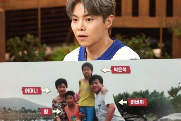 Park Eun Seok menunjukkan foto keluarganya di acara Kang Ho Dong’s Rice Power/soompi.com