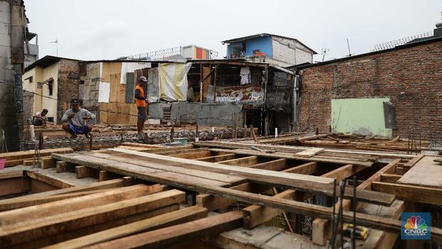 Pekerja mengerjakan gedung proyek bedah rumah di Kawasan Kebon Pala, Jakarta Timur, Rabu (7/4). Sebanyak 40 rumah langganan banjir di RT 13 RW 04, Kebon Pala, Kampung Melayu, bakal direnovasi oleh Pemprov DKI Jakarta. Untuk saat ini pengerjaan 18 rumah terlebih dulu dan ditargetkan selesai setelah ramadhan. Renovasi rumah itu bakal dibuat model panggung. Selain itu, penduduk nan rumahnya sedang dalam tahap pembaharuan dipindahkan oleh pemerintah ke beberapa rumah kontrakan dan kos-kosan. Sementara itu, Ita merasa terbantu atas support nan diberikan pemerintah. Nana 50 Th salah satu penduduk Rt 013 RW 04 nan rumahnya direnovasi mengaku bersyukur. 
