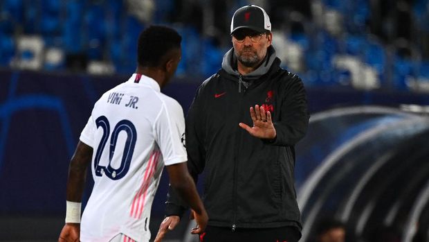 Liverpool's German manager Jurgen Klopp (R) gestures at Real Madrid's Brazilian forward Vinicius Junior during the UEFA Champions League first leg quarter-final football match between Real Madrid and Liverpool at the Alfredo di Stefano stadium in Valdebebas in the outskirts of Madrid on April 6, 2021. (Photo by GABRIEL BOUYS / AFP)