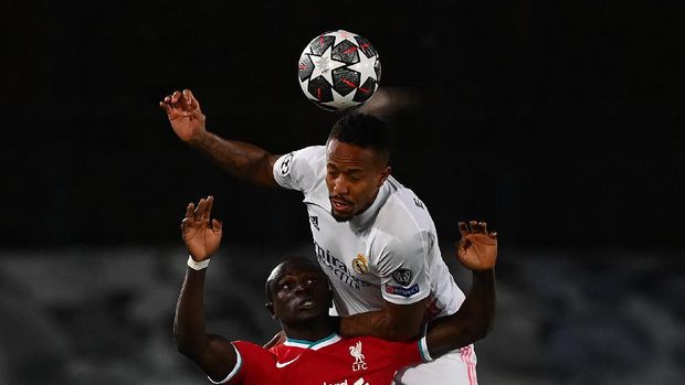 Real Madrid's Brazilian defender Eder Militao (back) heads the ball over Liverpool's Senegalese striker Sadio Mane during the UEFA Champions League first leg quarter-final football match between Real Madrid and Liverpool at the Alfredo di Stefano stadium in Valdebebas in the outskirts of Madrid on April 6, 2021. (Photo by GABRIEL BOUYS / AFP)