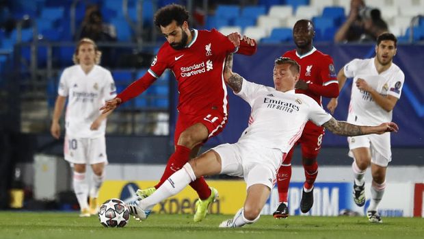 Soccer Football - Champions League - Quarter Final - First Leg - Real Madrid v Liverpool - Estadio Alfredo Di Stefano, Madrid, Spain - April 6, 2021 Liverpool's Mohamed Salah in action with Real Madrid's Toni Kroos REUTERS/Susana Vera