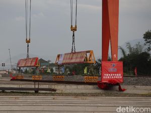 Perdana, Rel Kereta Cepat Jakarta-Bandung Diangkut ke Depo Tegalluar
