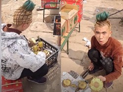 S3 Marketing! Gaya Rambut Seperti Nanas, Penjual Buah Ini Laris Manis