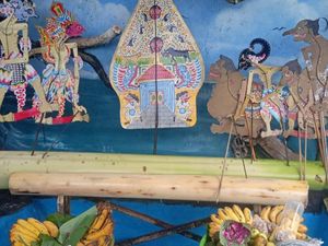 Warga di Klaten Gelar Sadranan Sederhana, Pajang Wayang-Jajan Pasar