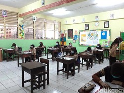 Sekolah Tatap Muka Dimulai, Murid-Guru SDN Cipete Utara 15 Jaga Jarak