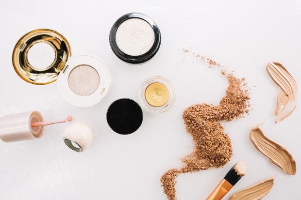 Tanda Makeup Kadaluarsa/sumber: freepik.com/ Munculnya aroma yang berbeda.