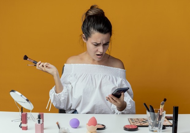 Tanda Makeup Kadaluarsa/sumber: freepik.com/ Tekstur yang menggumpal dan mengeras.