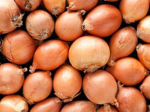 Bukan Cokelat! Wanita Ini Pilih Bawa Oleh-oleh Sekoper Bawang Bombai