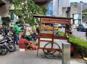 Ramai Pemotor di Atas Trotoar Kuningan Jaksel, Penjual Bakso Ikut Jualan