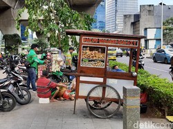 Ramai Pemotor di Atas Trotoar Kuningan Jaksel, Penjual Bakso Ikut Jualan