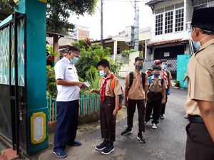 Pemprov DKI Minta Guru Pantau Siswa Pulang Sekolah Sampai Radius 500 Meter Pemprov DKI Minta Guru Pantau Siswa Pulang Sekolah Sampai Radius 500 Meter