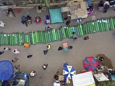 Penampakan Warga Peru Berburu Oksigen Untuk Pasien COVID-19