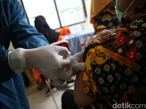 Kemendikbudristek : Vaksinasi Guru Baru 36 Persen Kemendikbudristek : Vaksinasi Guru Baru 36 Persen