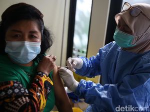 288 Guru di Jatiasih Bekasi Divaksinasi COVID-19 288 Guru di Jatiasih Bekasi Divaksinasi COVID-19