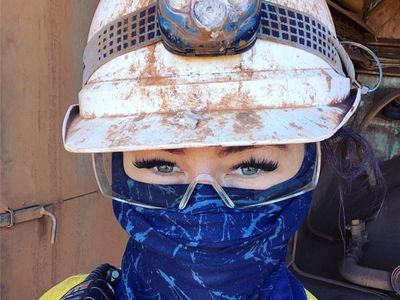 8 Potret Pekerja Tambang Cantik, Tetap Dandan Hingga Ekstensi Bulu Mata