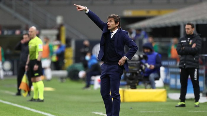 MILAN, ITALY - APRIL 07: Antonio Conte, head coach of Internazionale gives team instructions during the Serie A match between FC Internazionale and US Sassuolo at Stadio Giuseppe Meazza on April 07, 2021 in Milan, Italy. Sporting stadiums around Italy remain under strict restrictions due to the Coronavirus Pandemic as Government social distancing laws prohibit fans inside venues resulting in games being played behind closed doors. (Photo by Marco Luzzani/Getty Images)