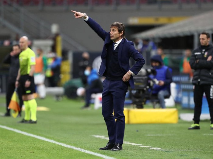 MILAN, ITALY - APRIL 07: Antonio Conte, head coach of Internazionale gives team instructions during the Serie A match between FC Internazionale and US Sassuolo at Stadio Giuseppe Meazza on April 07, 2021 in Milan, Italy. Sporting stadiums around Italy remain under strict restrictions due to the Coronavirus Pandemic as Government social distancing laws prohibit fans inside venues resulting in games being played behind closed doors. (Photo by Marco Luzzani/Getty Images)