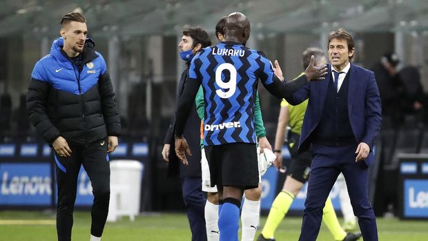 Inter Milan's head coach Antonio Conte with his player Romelu Lukaku, center, after the end of the Serie A soccer match between Inter Milan and Sassuolo at the San Siro Stadium in Milan, Italy, Wednesday, April 7, 2021. Inter Milan win the game 2-1. (AP Photo/Antonio Calanni)