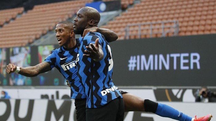 Inter Milans Romelu Lukaku, right, celebrates with his teammate Ashley Young, after scores against Sassuolo during the Serie A soccer match between Inter Milan and Sassuolo at the San Siro Stadium in Milan, Italy, Wednesday, April 7, 2021. (AP Photo/Antonio Calanni)