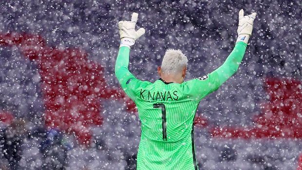 Soccer Football - Champions League - Quarter Final First Leg - Bayern Munich v Paris St Germain - Allianz Arena, Munich, Germany - April 7, 2021 Snow falls as Paris St Germain's Keylor Navas celebrates after the match REUTERS/Kai Pfaffenbach