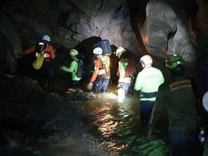 Belasan Orang Jalani Isolasi 40 Hari di Gua Belasan Orang Jalani Isolasi 40 Hari di Gua