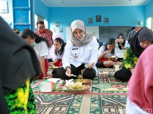 Bupati Ipuk Dengar Pelajar Curhat dan Sarapan Bareng di Kaki Gunung Raung