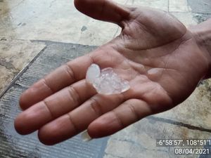 Hujan Es Sebesar Kelereng Terjadi di Brebes