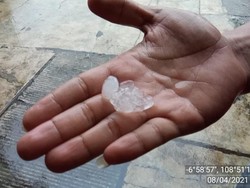 Hujan Es Sebesar Kelereng Terjadi di Brebes