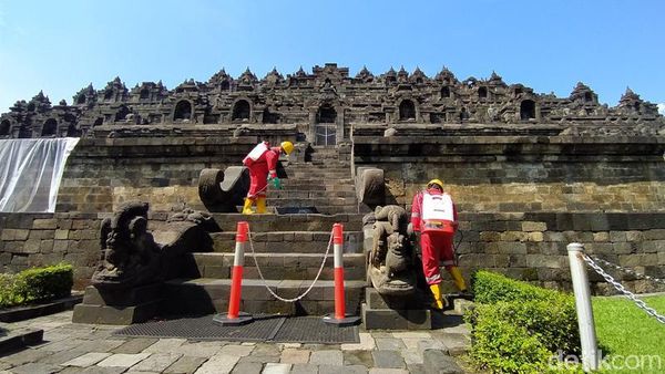 Foto: Candi Borobodur sedang Dimandikan Minyak Atsiri