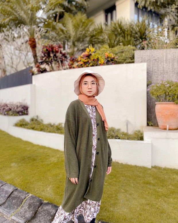 Steal The Look! 5 Inspirasi Outfit Hijab Warna Hijau Army, Tampil