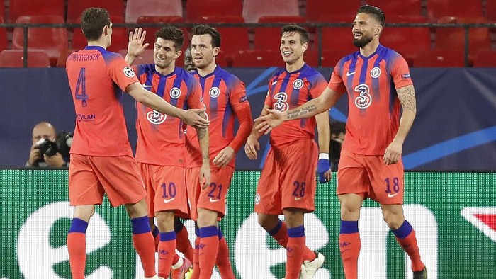 Chelsea players celebrate after Chelseas Ben Chilwell scored his sides second goal during the Champions League, first leg, quarterfinal soccer match between FC Porto and Chelsea at the Ramon Sanchez-Pizjuan stadium in Seville, Spain, Wednesday, Apr. 7, 2021. (AP Photo/Angel Fernandez)