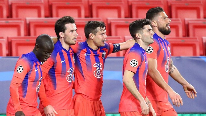 SEVILLE, SPAIN - APRIL 07: Ben Chilwell of Chelsea celebrates with team mates (L - R) NGolo Kante, Cesar Azpilicueta, Christian Pulisic and Olivier Giroud after scoring their sides second goal  during the UEFA Champions League Quarter Final match between FC Porto and Chelsea FC at Estadio Ramon Sanchez Pizjuan on April 07, 2021 in Seville, Spain. Sporting stadiums around Spain remain under strict restrictions due to the Coronavirus Pandemic as Government social distancing laws prohibit fans inside venues resulting in games being played behind closed doors. (Photo by Fran Santiago/Getty Images)